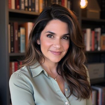 Portrait of Melodie Wade, Associate Broker